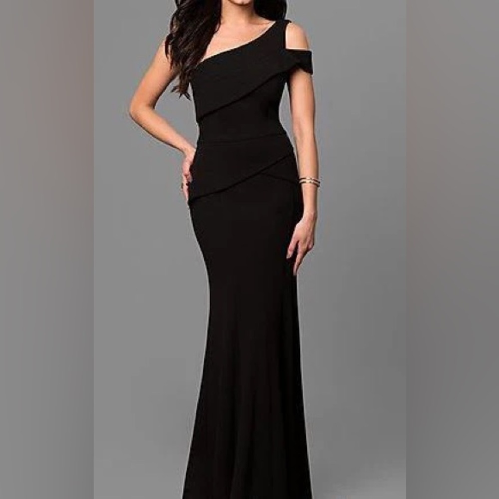 ▪️ CACHET Stretch-Crepe One-Shoulder Gown with Cutout Detail